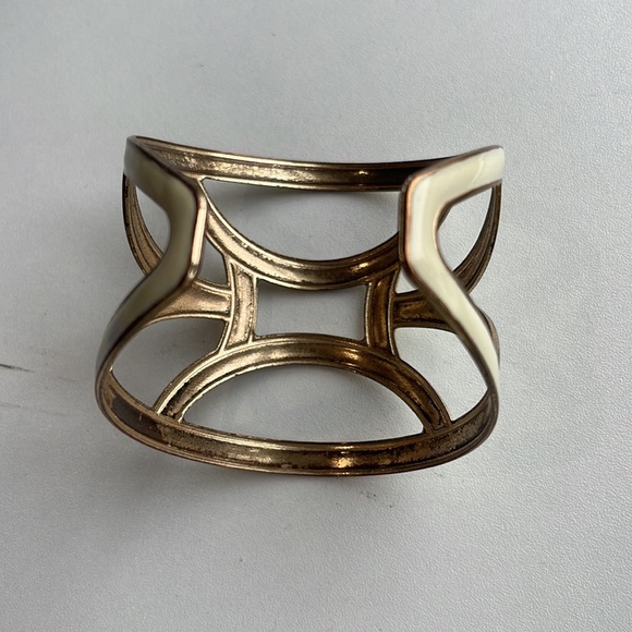 🤍💖✨ Enamel Cream and Gold Cuff Bracelet - Picture 8 of 17